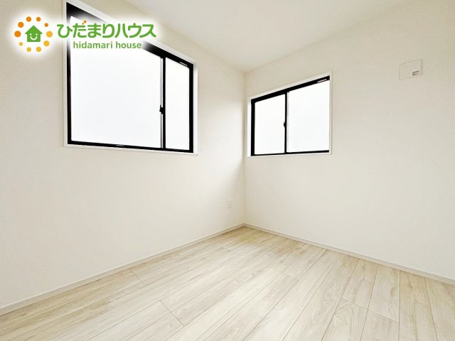 【洋室】 | 水戸市柳町1期　新築戸建　 | 明るい陽光が差し込む洋室。白を基調とした爽やかな空間。