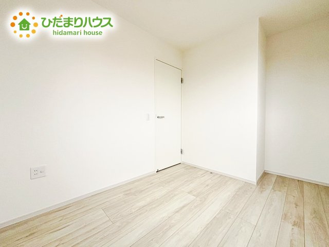 【洋室】 | 水戸市柳町1期　新築戸建　 | 白い壁の洋室は、太陽の光だけでも十分明るく感じられますね