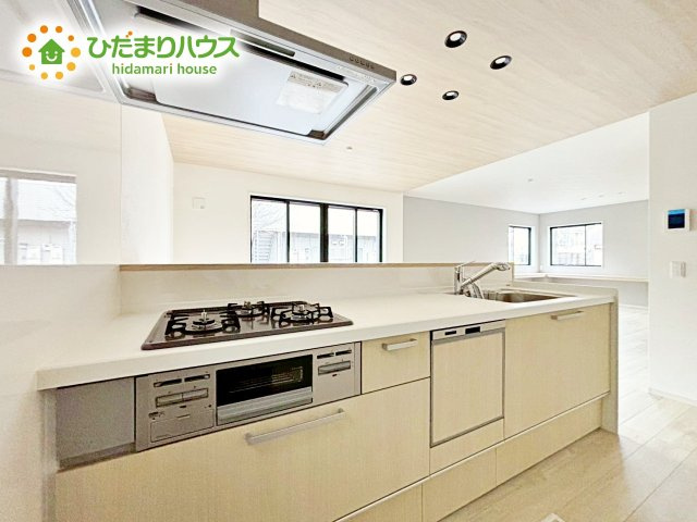 【キッチン】 | 水戸市柳町1期　新築戸建　 | 3口コンロと収納豊富なキッチンで、ママの毎日のお料理もはかどります☆