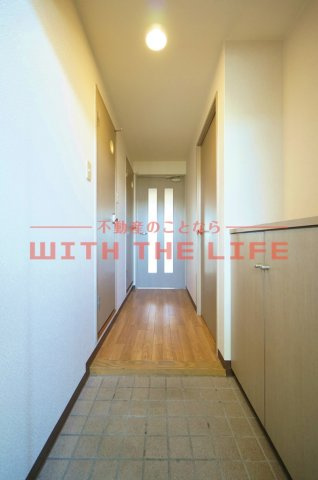 サンフラワー津福【キャッシュバック対象物件】の玄関|明るい玄関です