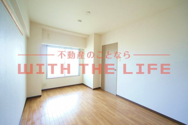 サンフラワー津福【キャッシュバック対象物件】の寝室|開放的な寝室です