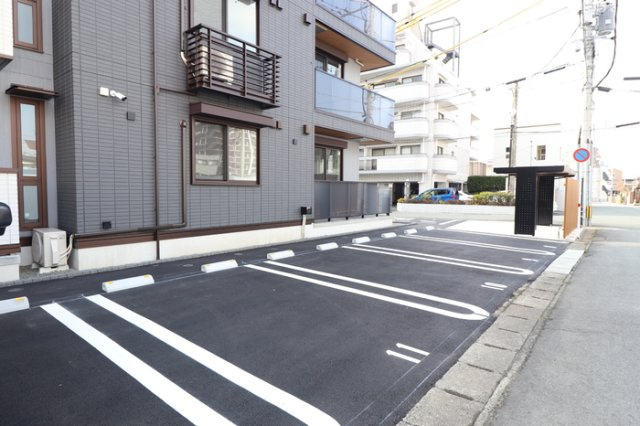 シャルム新屋敷の駐車場