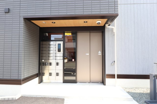 シャルム新屋敷のエントランス