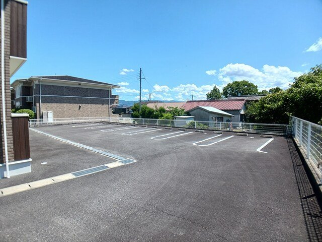 アクティフ　ジェルメⅢの駐車場