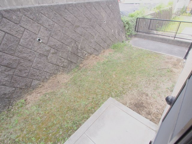 ディアス飛鳥B棟の庭