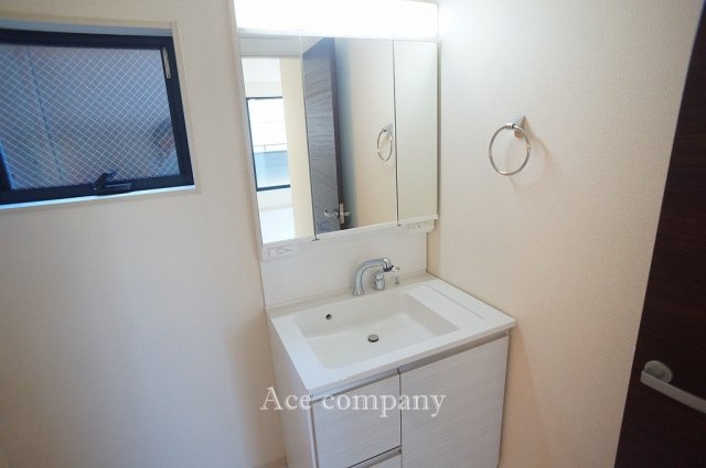 【内観：施工例】 | 平野区加美東1丁目 | 【同社による同仕様の施工例】トイレは1階と2階の各階に完備♪ともに同形状のシャワートイレです☆