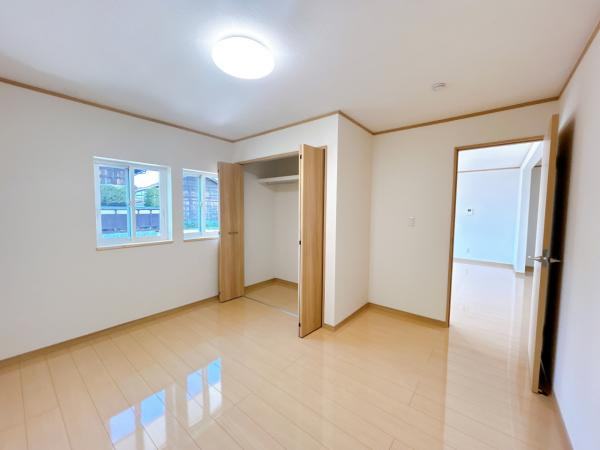 八戸市石堂１丁目の洋室|【リフォーム済】1階南側約6.75帖にリフォーム済のお部屋です。フローリング張り、壁天井クロス仕上げ、照明新品交換等を行いました。