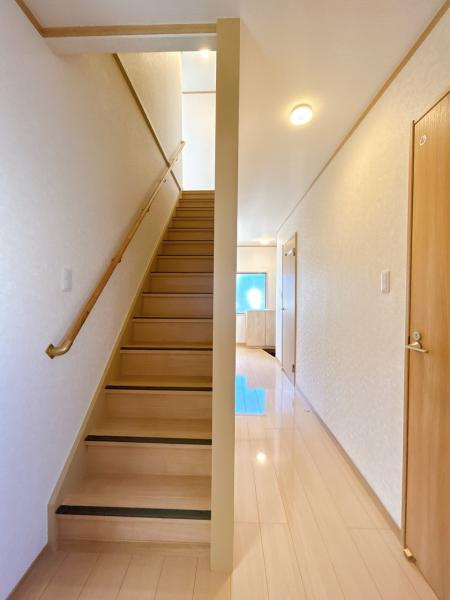 八戸市石堂１丁目の洋室|【リフォーム済】2階東側約7.5帖のお部屋です。フローリング張り、壁天井クロス仕上げ、照明新品交換等を行いました。