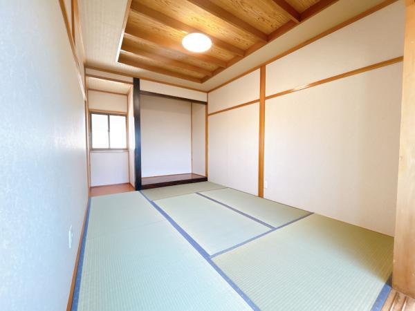 八戸市石堂１丁目の洋室|【リフォーム済】2階西側約8帖のお部屋です。フローリング張り、壁天井クロス仕上げ、照明新品交換等を行いました。