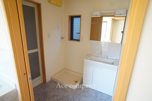 【ランドリースペース】 | 平野区平野北2丁目 | 2階に水廻り設備集約、家事の効率UPです♪洗面台新調です☆平成26年に洗濯水栓交換済みです☆