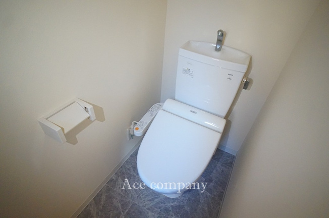 【トイレ】 | 平野区平野北2丁目 | トイレは1階と2階の2ヶ所に完備♪こちらは1階のシャワートイレ☆平成26年に温水便座交換済みです☆