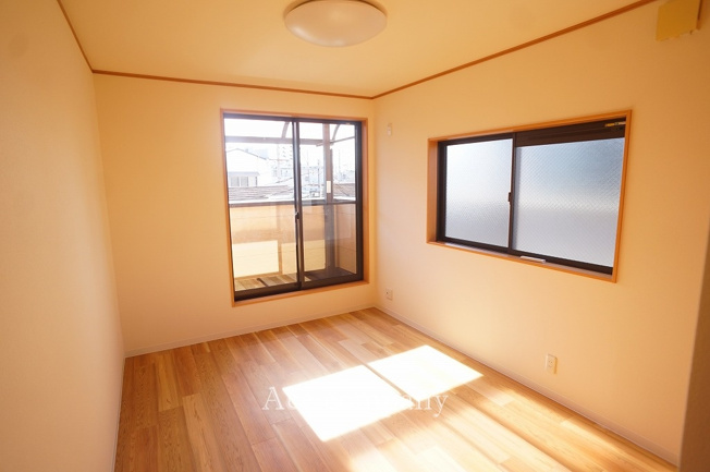 【子供部屋】 | 平野区平野北2丁目 | 【3階：洋室6.5帖】バルコニーに面しています☆