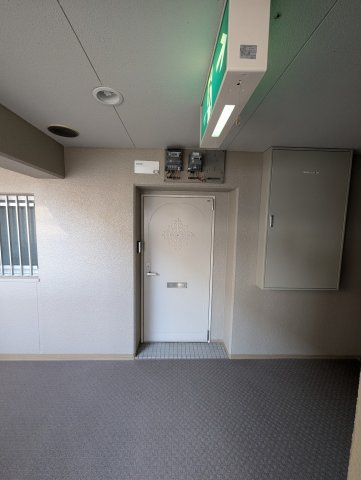 エスト伊丹　1202号室の玄関
