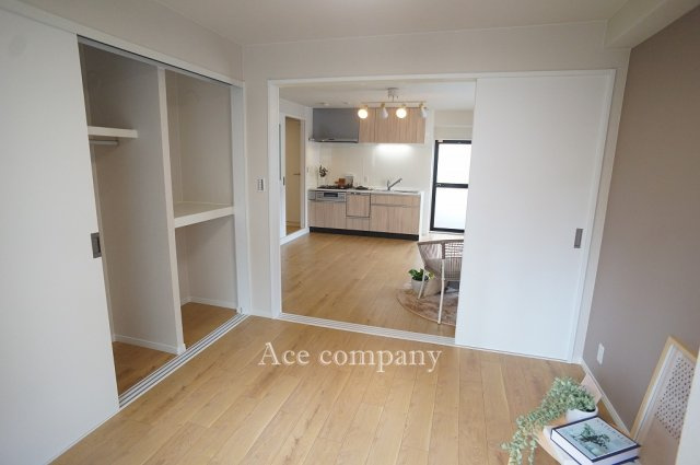 【寝室】 | グランドメゾン山坂町 | 【東側：洋室5帖】リビングと続き間のお部屋♪クローゼット完備です♪