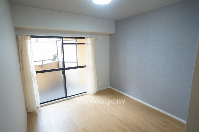 【子供部屋】 | グランドメゾン山坂町 | 【西側：洋室5帖】南向きのバルコニーに面しています☆