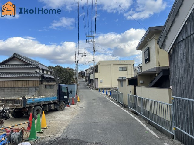 明石市魚住町中尾　中古戸建の前面道路含む現地写真|●年中無休：当日予約可●前面道路は幅員約4.5ｍ、交通量少なめで安心の住環境です。