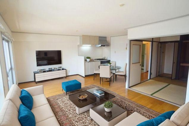 【居間・リビング】 | シャトー富士 | 【LDK：約16帖】AI生成による家具配置イメージ画像です。