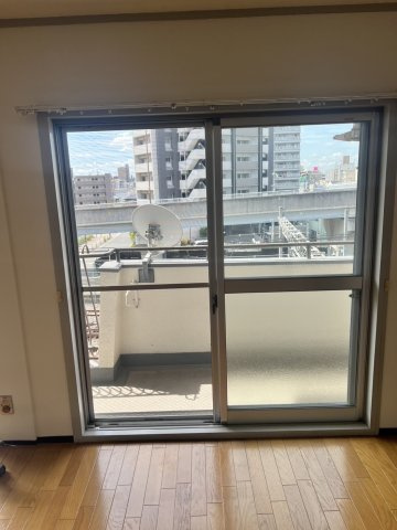 【内装】 | シャトー富士 | 防音・断熱効果UP！南面窓2ヶ所に2重サッシ施工済みです☆