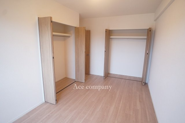 【寝室】 | ファミール長居公園 | 【洋室7.6帖】嬉しい、クローゼット2ヶ所に完備です♪夫婦別々に収納できますね♪