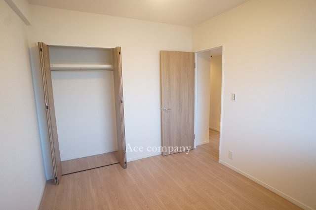 【子供部屋】 | ファミール長居公園 | 【洋室5.2帖】クローゼット完備です♪