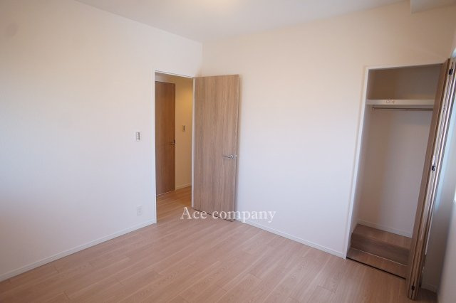 【子供部屋】 | ファミール長居公園 | 【洋室6帖】2面に窓付き☆クローゼット完備です♪