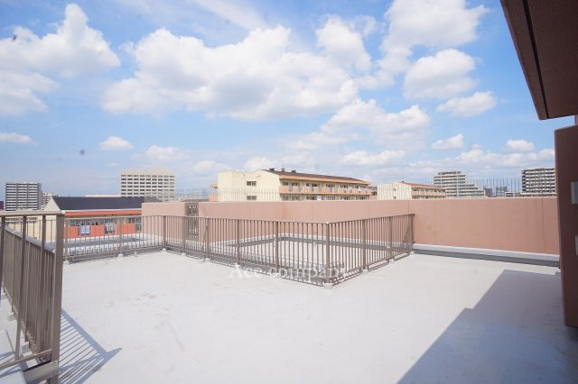【バルコニー】 | ファミール長居公園 | 最上階！66.86平米！広いルーフバルコニー付き☆お子様のプールもできますね♪スロップシンク完備です☆