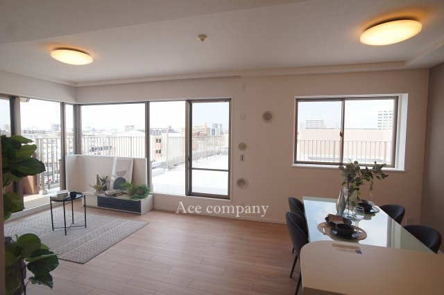 【居間・リビング】 | ファミール長居公園 | 【LDK：ゆったり約19帖！】窓が豊富で開放感のあるリビング☆照明器具付きです☆