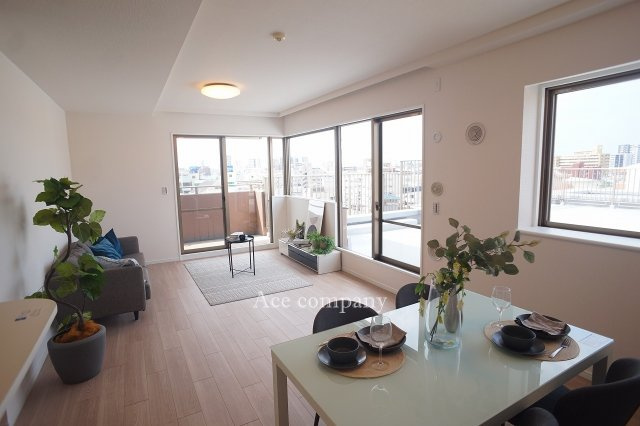 【居間・リビング】 | ファミール長居公園 | 【LDK：ゆったり約19帖！】全室クロス貼替え、フローリング張替え、水廻り設備一新、建具新調、ハウスクリーニング済みです☆