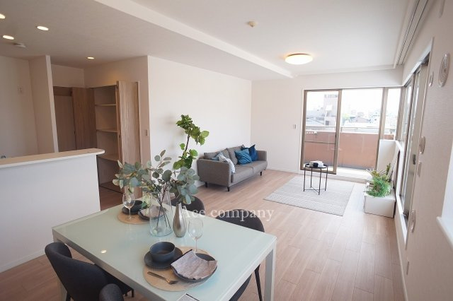 【居間・リビング】 | ファミール長居公園 | 【LDK：ゆったり約19帖！】※設置家具はディスプレイ用になります。（別途購入相談可）