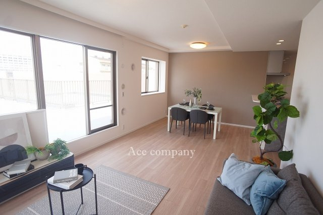 【居間・リビング】 | ファミール長居公園 | 【LDK：ゆったり約19帖！】リビング・ダイニングの2面に床暖房完備です☆