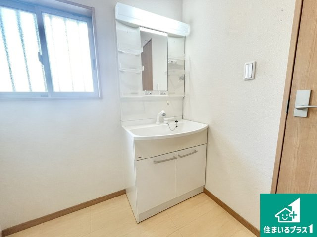 堺市中区上之　中古一戸建ての独立洗面台|シャワー付きの洗面化粧台です♪【現地写真】