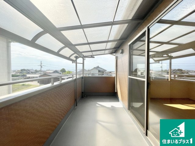 堺市中区上之　中古一戸建てのバルコニー|ワイドバルコニーはテラス屋根付き！急な雨の日も安心です♪【現地写真】