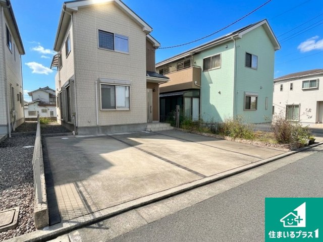 堺市中区上之　中古一戸建ての駐車場|３台並列駐車可能(車種による)な広々駐車場です♪【現地写真】