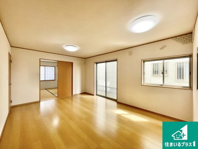 堺市中区上之　中古一戸建ての居間・リビング|ナチュラルブラウンをベースに暖色系で暖かい雰囲気のリビングです！南面に大きな窓が２つあり日当たりも良好♪【現地写真】