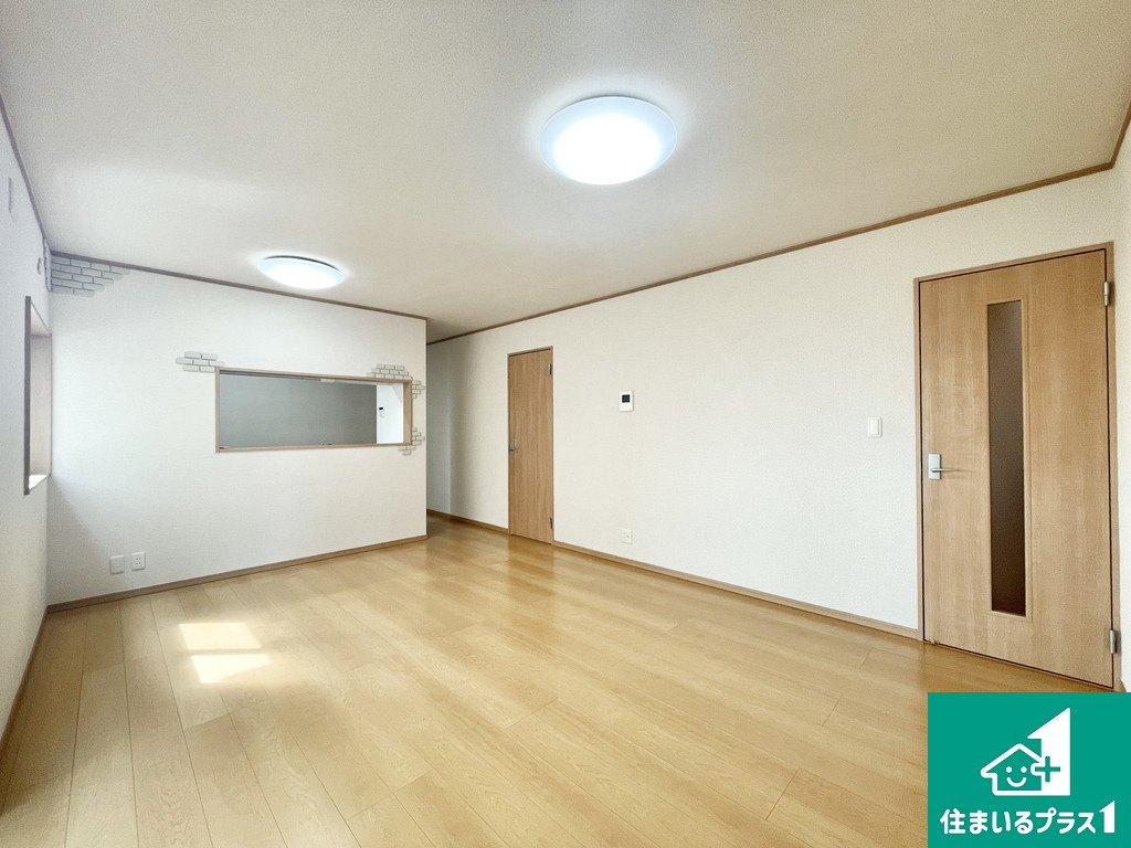 堺市中区上之　中古一戸建ての居間・リビング|リビングの別角度です♪【現地写真】