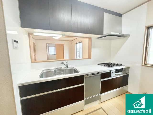 堺市中区上之　中古一戸建てのキッチン|吊戸棚付きの収納豊富な食洗器つきのカウンターキッチンです♪【現地写真】