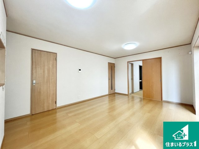 堺市中区上之　中古一戸建ての居間・リビング|リビングの別角度です♪【現地写真】