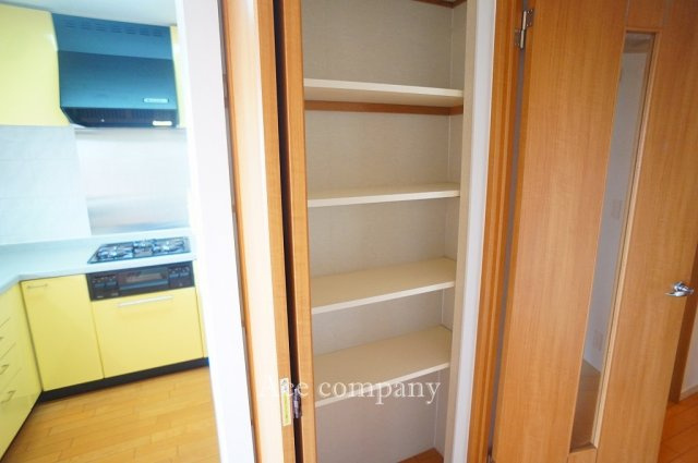 【収納】 | コートヴィラージュ平野 | リビングドア入ってすぐにある収納です♪