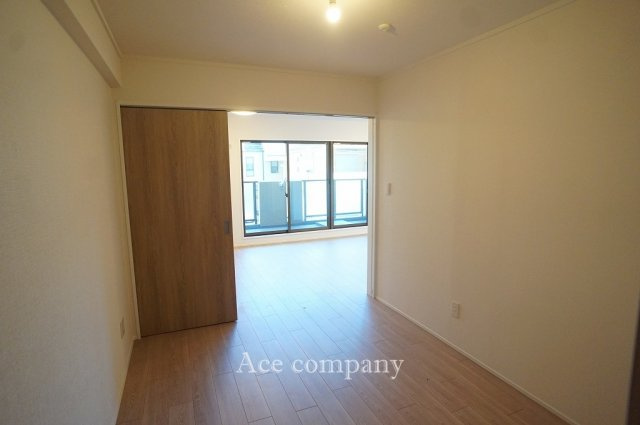 【内装】 | ソレイユ俊徳道 | 【洋室5帖】リビングと続き間のお部屋、解放してリビングの拡張ができます♪