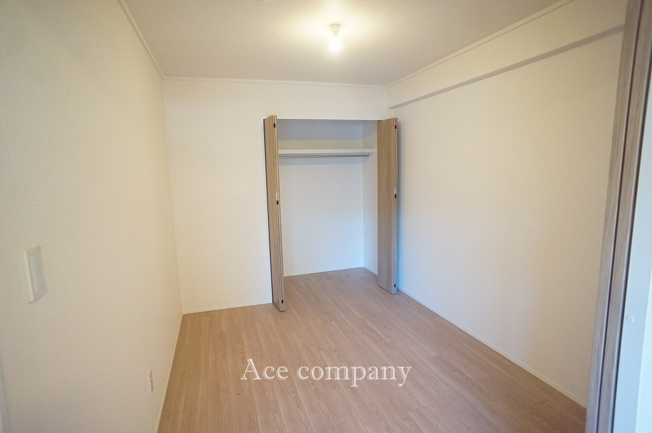 【内装】 | ソレイユ俊徳道 | 【洋室5帖】クローゼット完備です♪