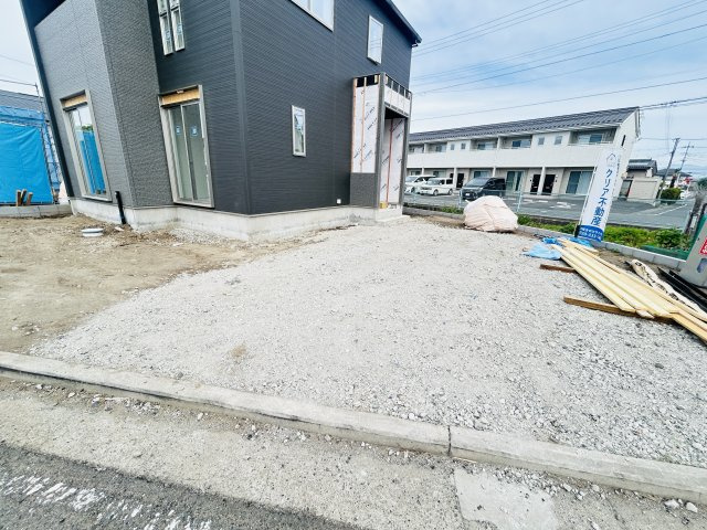 新築　高崎市下中居町2期　GRAFARE　１号棟の駐車場|　駐車スペースは並列2台分可能です！

