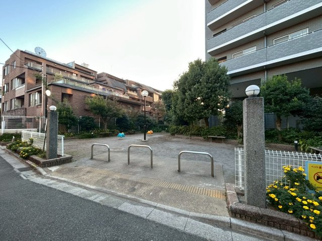 クレッセント新宿柏木の駐車場|物件の隣にある公園です♪