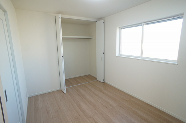 【子供部屋】 | 平野区長吉六反4丁目 | 【3階：洋室6帖】クローゼット完備です♪