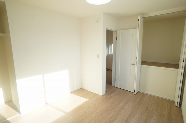 【子供部屋】 | 平野区長吉六反4丁目 | 【3階：洋室5.9帖】収納スペースあります♪