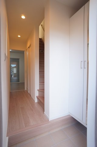 【玄関】 | 平野区長吉六反4丁目 | ミラー付きのシューズボックス完備です♪