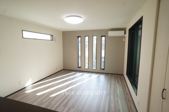 【居間・リビング】 | 八尾市曙町2丁目 | 【LDK：15帖】南東からの採光で明るいリビングです☆