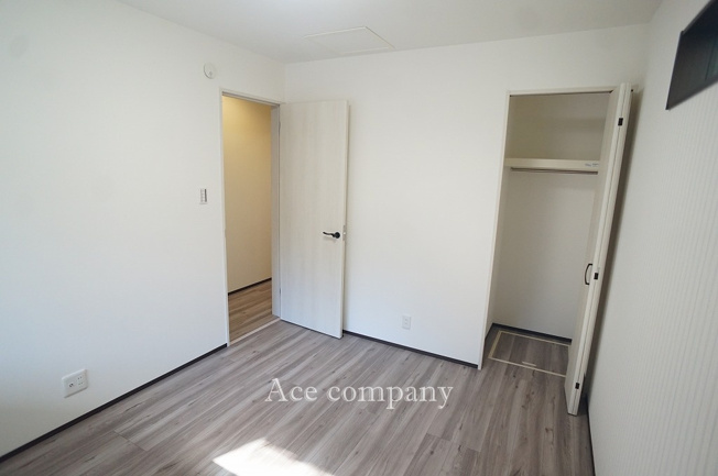 【子供部屋】 | 八尾市曙町2丁目 | 【1階：洋室5.3帖】クローゼット完備♪クローゼットの中に床下収納付きです♪