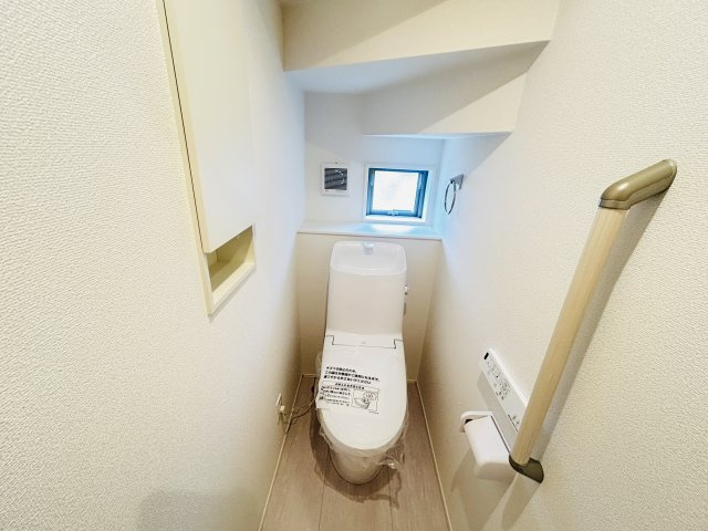 新築　高崎市下中居町2期　GRAFARE　2号棟のトイレ|現地写真　節水タイプのウォシュレット付きトイレ、水道料節約に一役買います！
