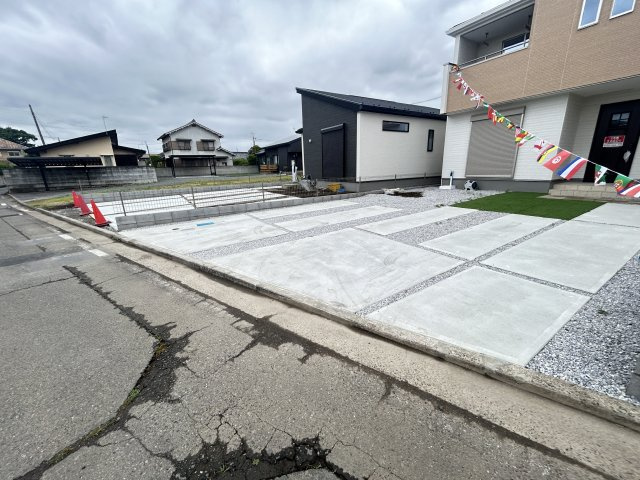 新築　高崎市下中居町2期　GRAFARE　2号棟の駐車場|現地写真　駐車スペースは並列2台分可能です！
