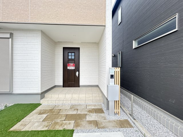 新築　高崎市下中居町2期　GRAFARE　2号棟の玄関|現地写真　ポストと一体型のTVモニターホンでセキュリティ安心！
